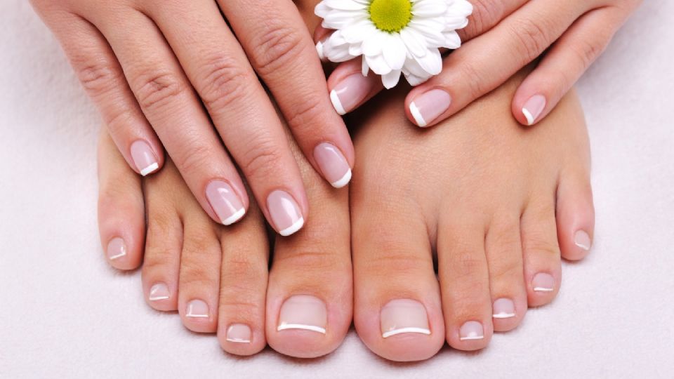 Pedicura francesa en 7 pasos fáciles y en casa. Fuente: FreePik