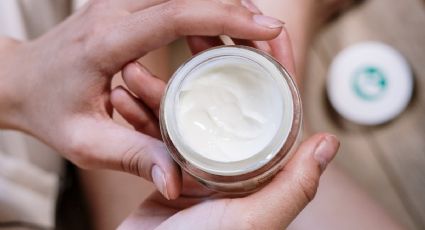 Haz esta crema natural con una cucharadita de cúrcuma y 3 de agua de rosas para una piel de seda