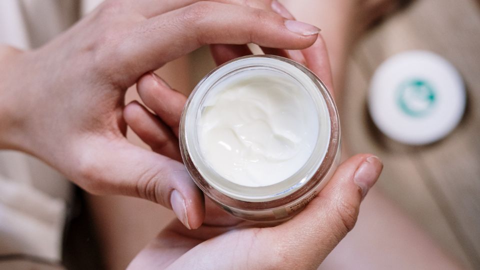 Haz esta crema natural con una cucharadita de cúrcuma y 3 de agua de rosas para una piel de seda. Fuente: Pexels / cottonbro studio