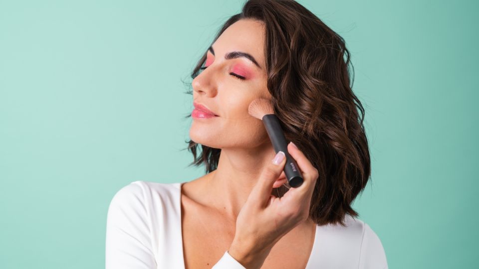 Despídete de los párpados caídos con este maquillaje efecto lifting. fuente: freepik