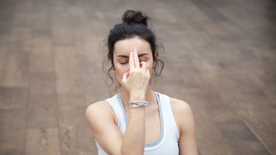 Ejercicios de yoga contra las arrugas. Fuente: FreePik