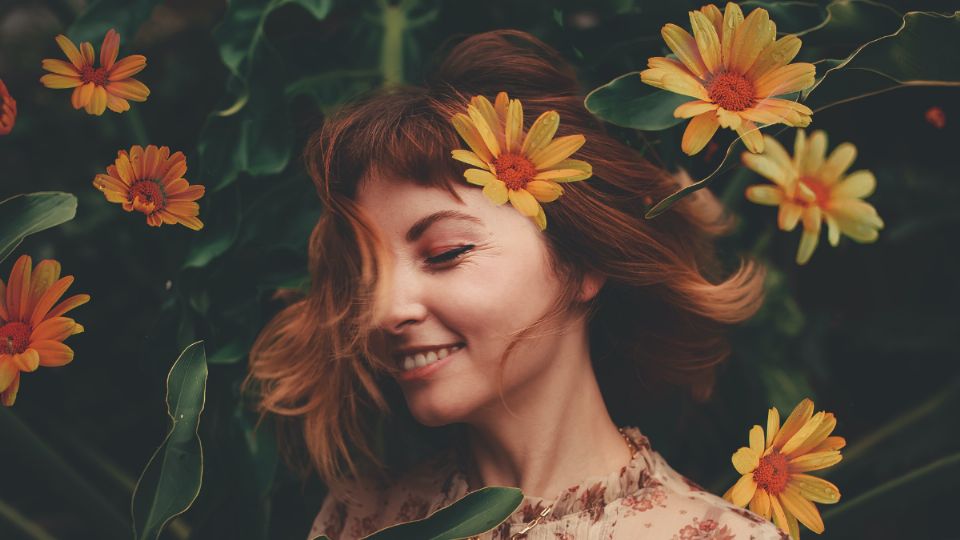 Con este remedio casero de la abuela puedes matizar tus canas color miel. Fuente: Pexels / luizclas