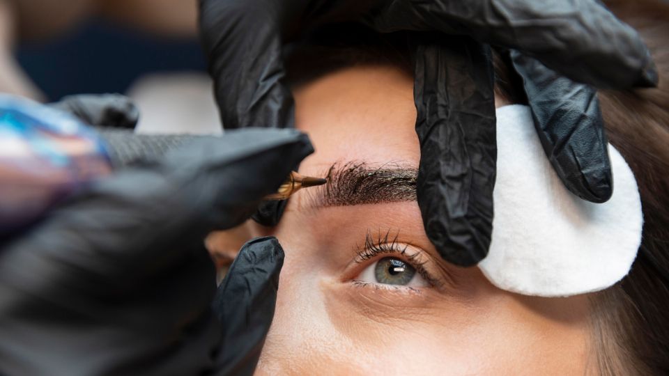 Despídete del microblading con esta técnica de maquillaje que es furor entre las influencers. Fuente: Freepik