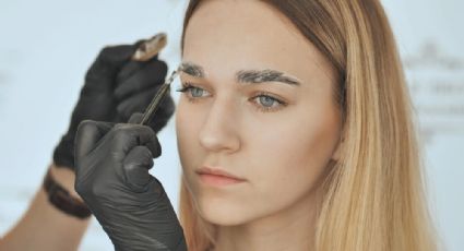 Disimula las canas de las cejas con este tinte natural casero de 1 ingrediente de cocina