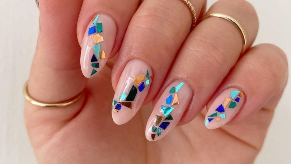 Descubre cómo lograr la manicura mosaico.