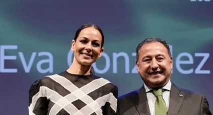 Eva Gónzalez, emocionada y orgullosa recibe la ‘bandera de Andalucia’