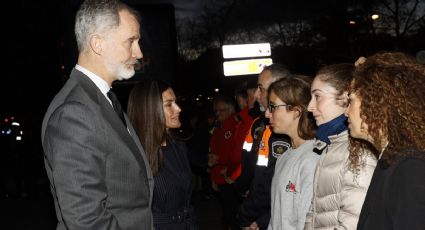 Don Felipe y Doña Letizia, costernados, visitan a los afectados en el incendio de Valencia