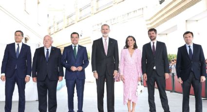 El efusivo abrazo de la Reina Letizia al cantante Víctor Manuel