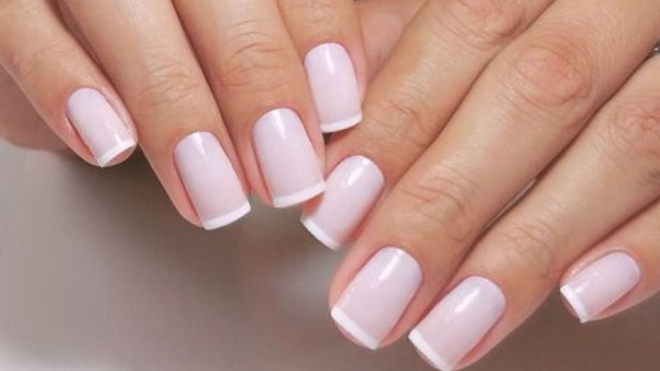 Estos tonos de esmaltes son perfectos para una manicura francesa clásica. Fuente: Pinterest