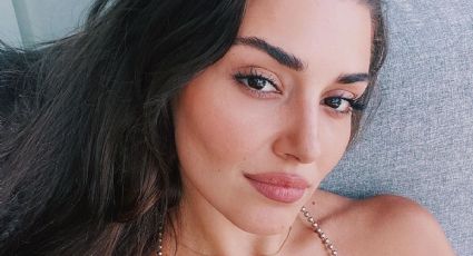 Hande Erçel luce el mini bikini naranja que le va bien a todas