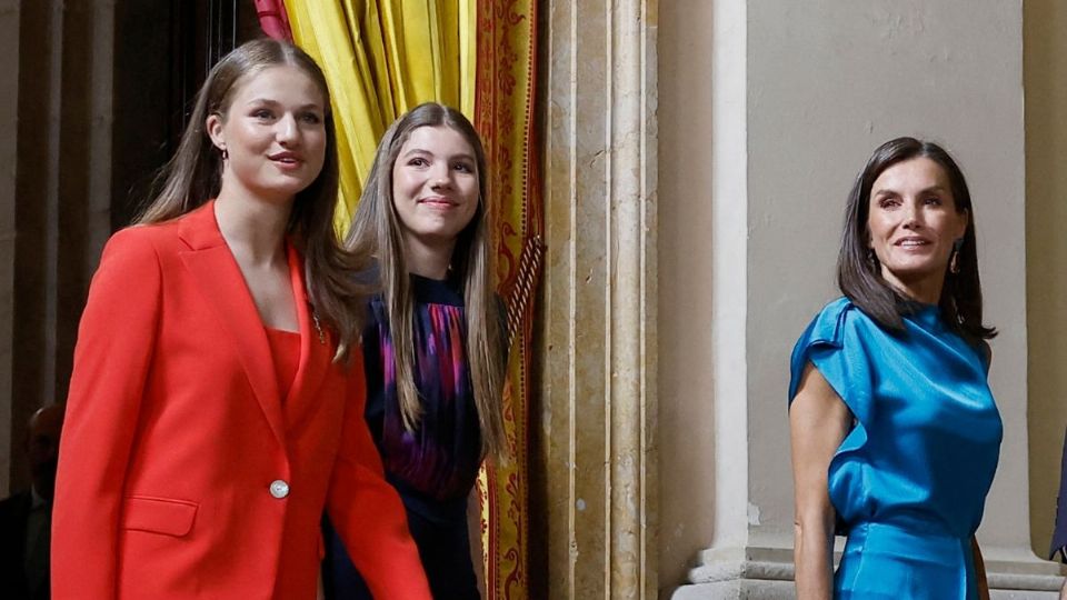 Así destacan sus maquillajes la esposa y las hijas de Felipe VI. Foto: AFP