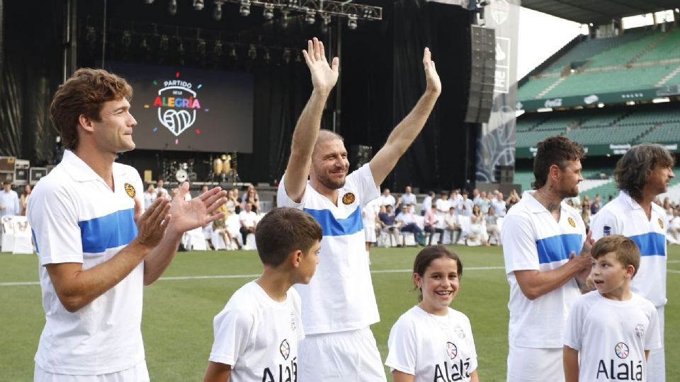 Artistas y futbolistas ayudaron a recaudar fondos para niños.