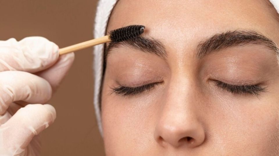 Esta receta casera te permitirá tener un tono uniforme en las cejas. Foto: Freepik