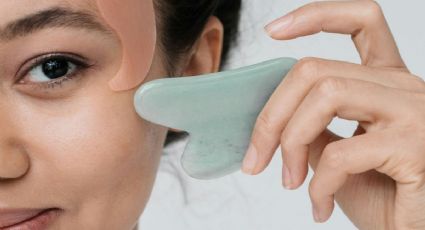 Haz este masaje facial con Gua Sha para alisar las arrugas de la frente