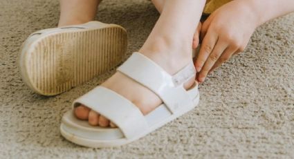 ¿Cómo limpiar las sandalias con bicarbonato para eliminar manchas de sudor?