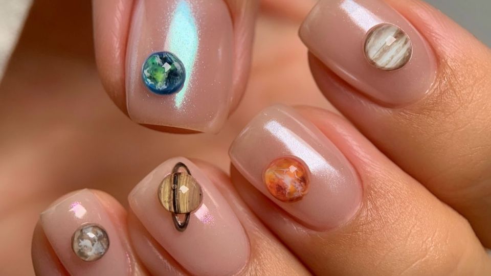 Realiza esta novedosa manicura planetaria. Foto: Instagram @__myohae__