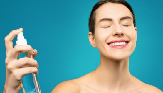 Haz esta bruma facial casera con niacinamida para eliminar el acné y manchas de la cara